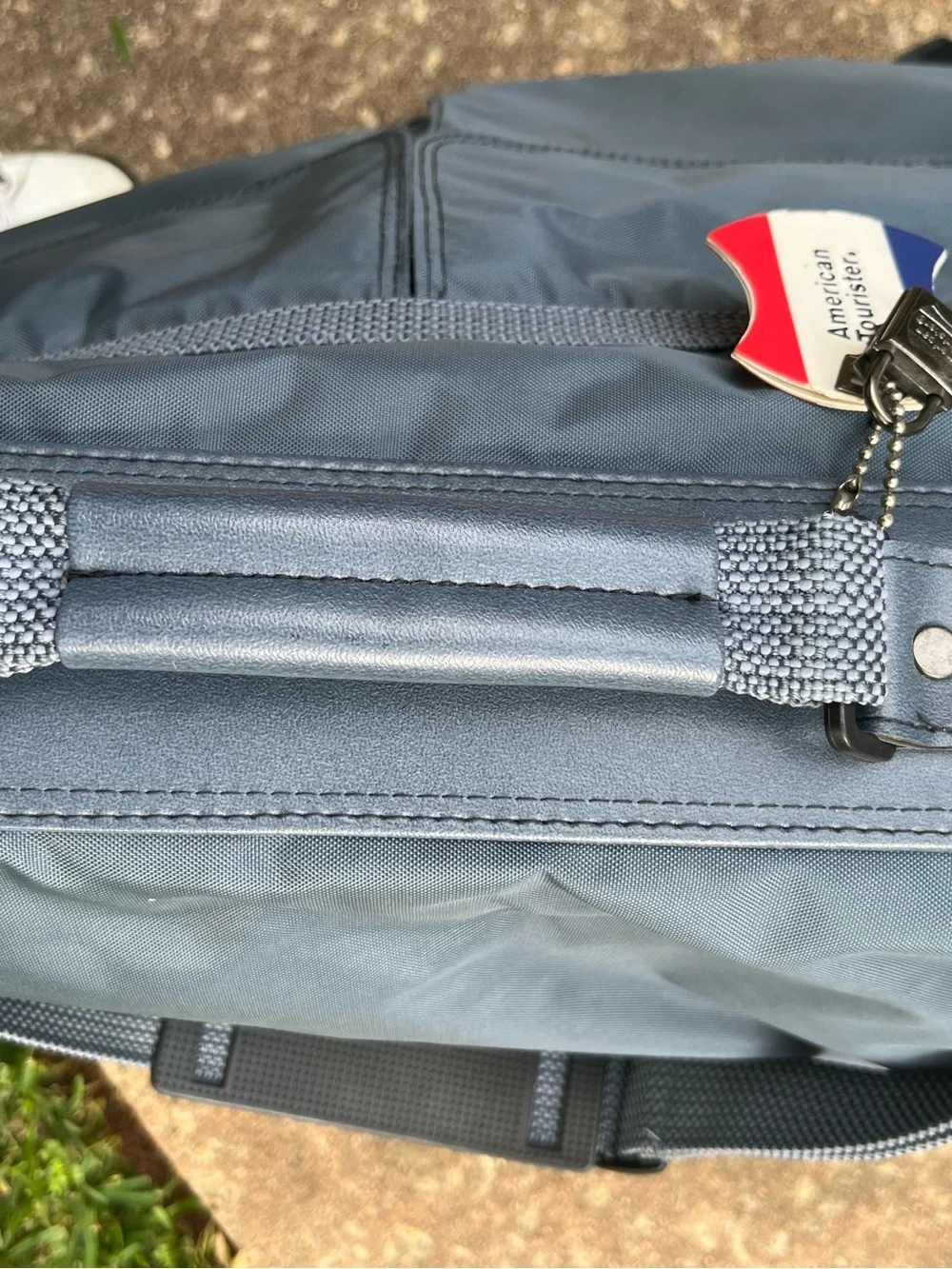American Tourister Navy Garment Bag with Shoulder Strap Great condition.